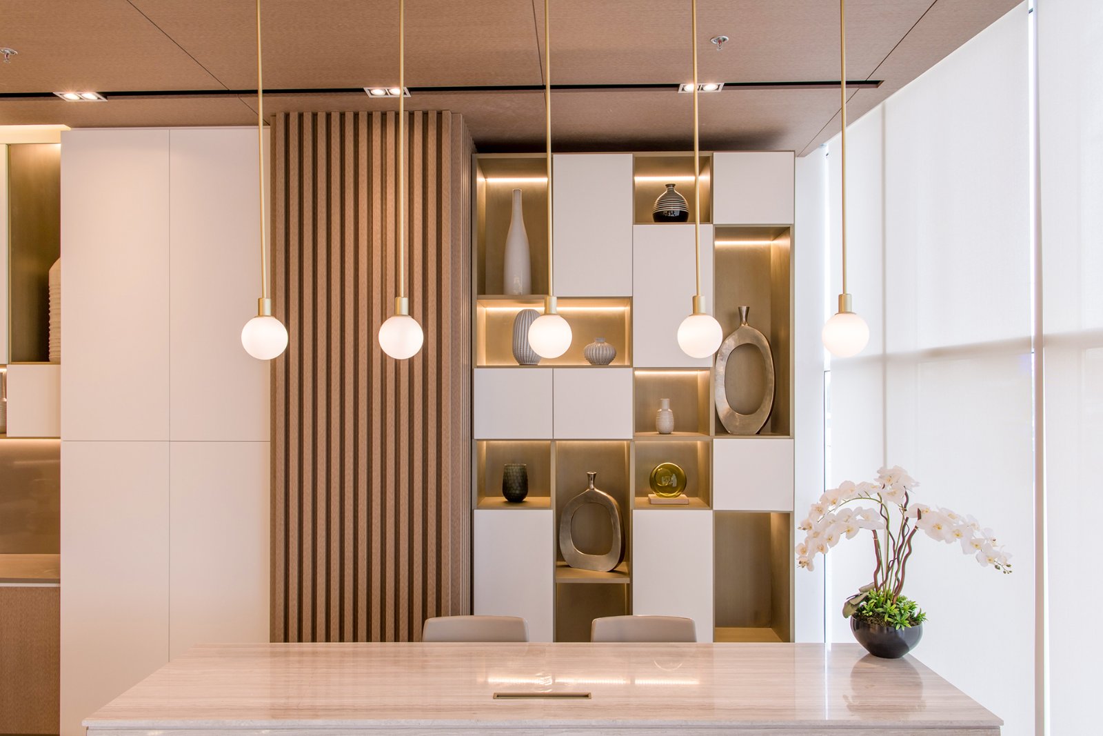 Mẫu kệ gỗ trang trí đẹp 2021 thích hợp mọi không gian 1 Love That Design Sky Garden Office 01